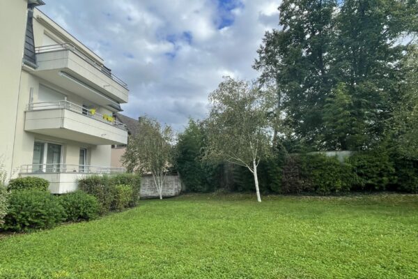 4 pièces 78 m² Appartement F4 au 1er étage avec balcon situé au calme en impasse